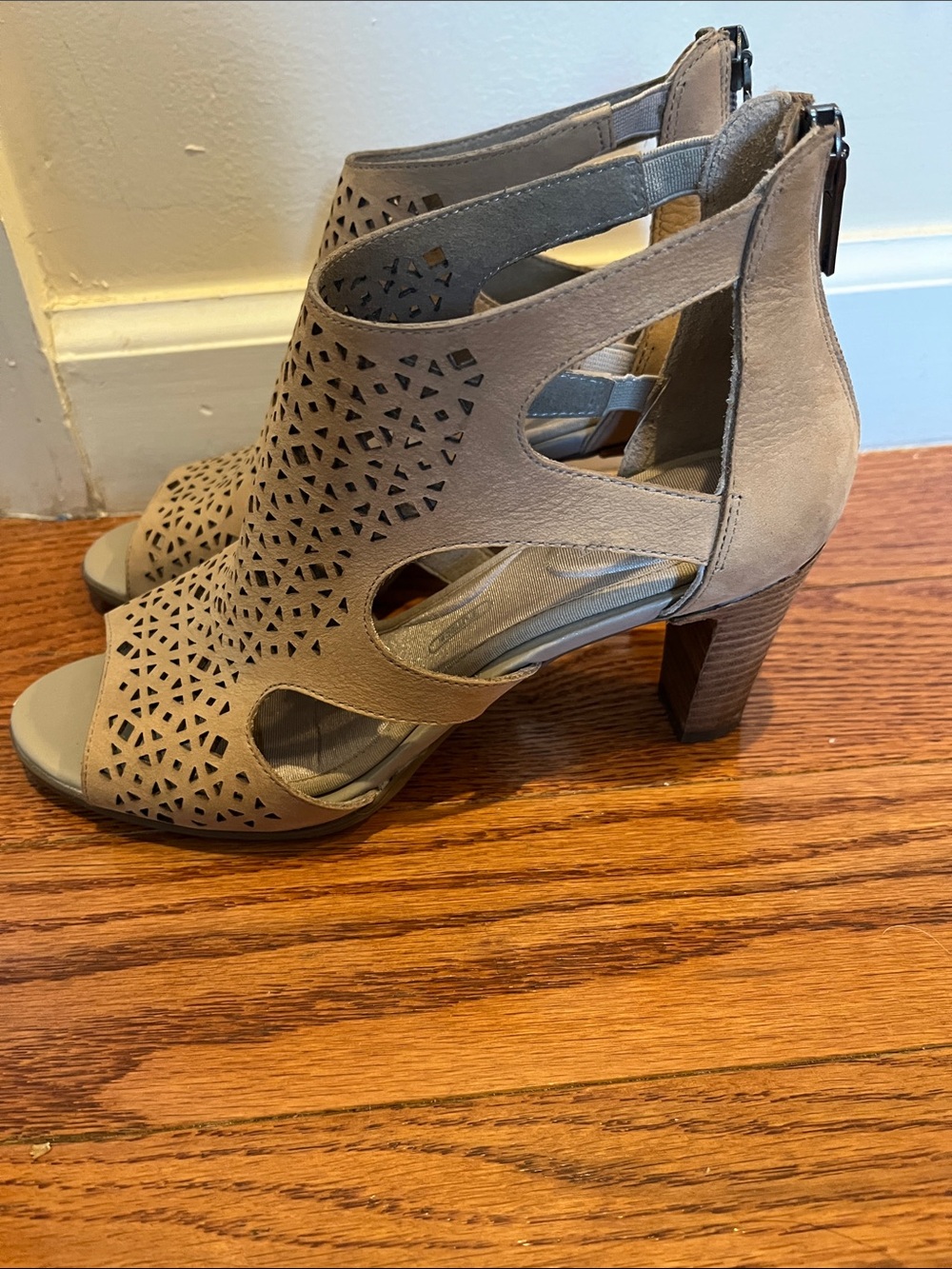 Rockport Women's Taupe Laser-Cut Peep Toe Heels 7